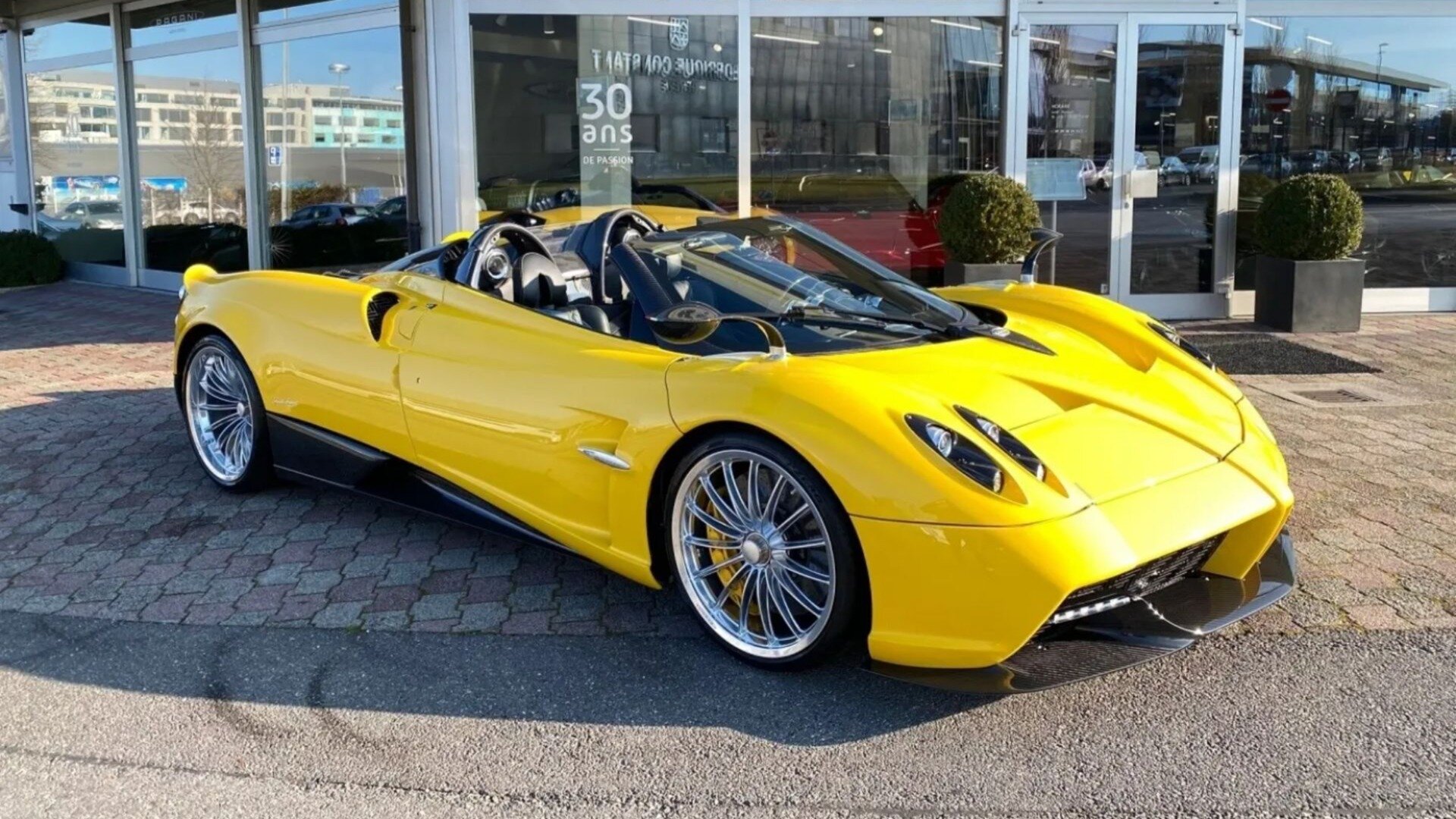 На продажу выставлен суперкар Pagani Huayra Roadster, который вообще не ездил