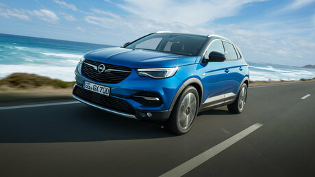 Львы и молнии: тест кроссовера Grandland X, с которым Opel вернулся в Россию