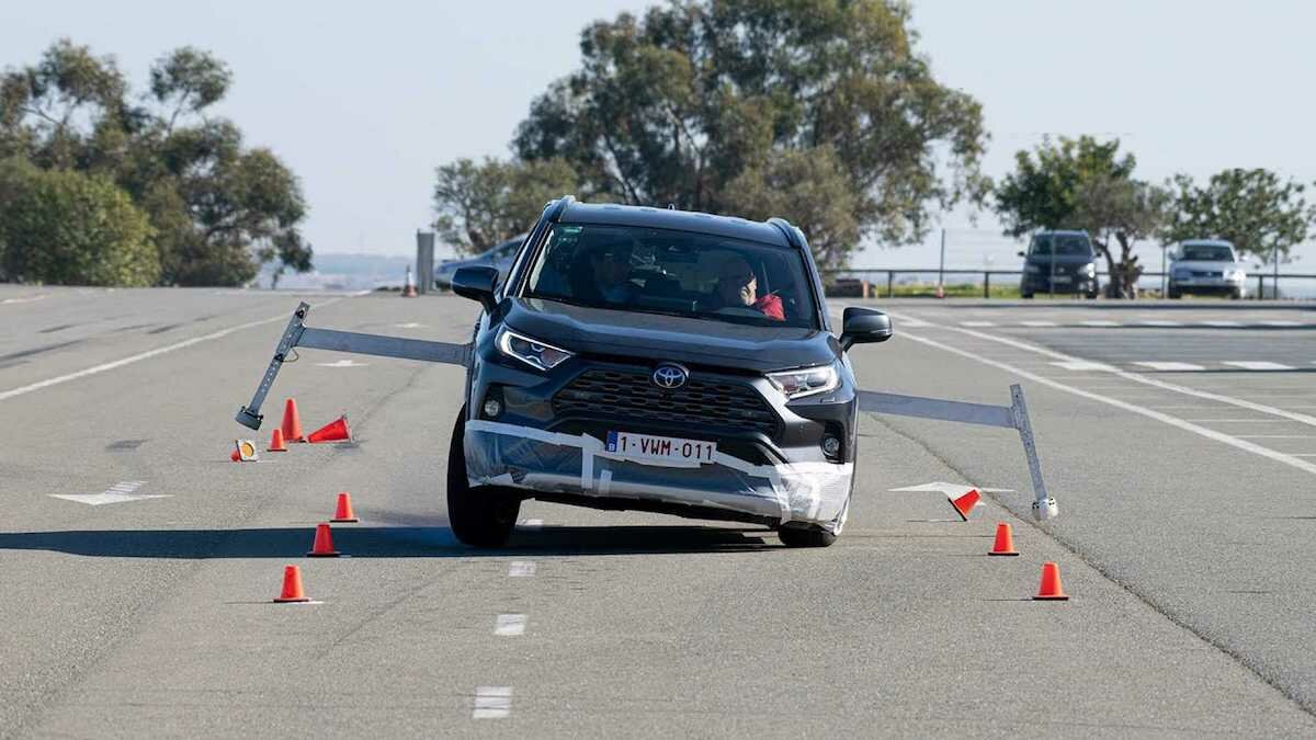 Новую Toyota RAV4 доработали для прохождения лосиного теста