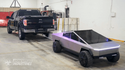 Моделька Tesla Cybertruck попробовала перетянуть настоящий пикап Ford
