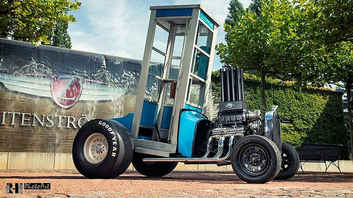 Телефонную будку оснастили 380-сильным V8. Теперь её можно купить