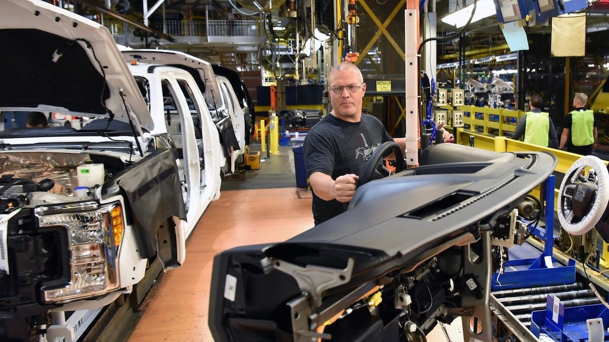 Ford создал браслеты, чтобы рабочие не подходили друг к другу