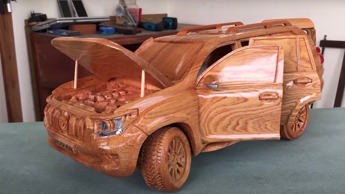 Полено превратили в очень детализированную копию Land Cruiser Prado