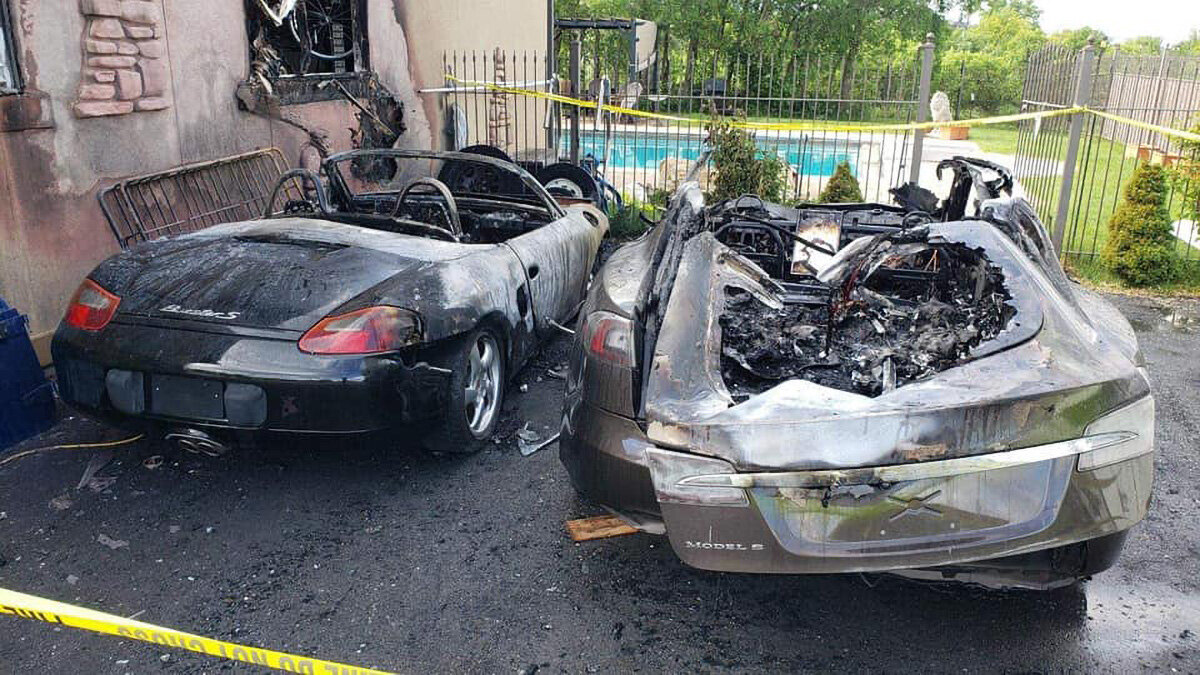 В штате Юта внезапно сгорели Tesla, Porsche и часть дома. Жильцы не знают, почему