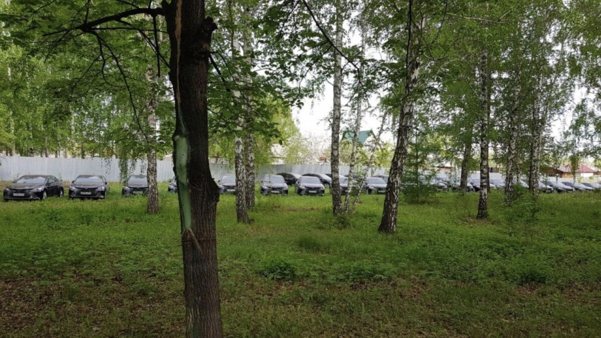 56 брошенных в лесу Тойот, люкс-броневики с шампанским и другие новости недели