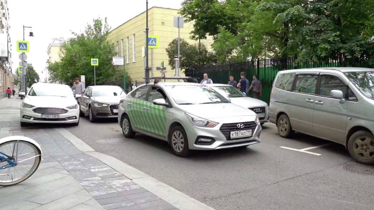В Москве беспилотный автомобиль попал в аварию