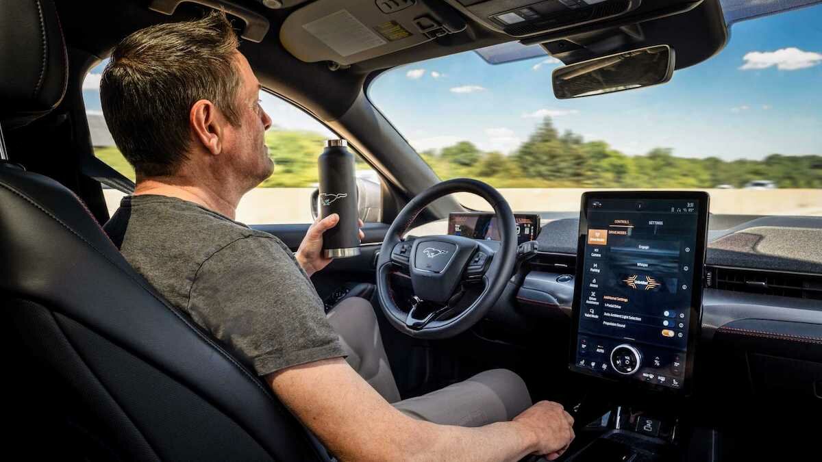 На электрокроссовере Ford Mustang можно будет ездить без рук