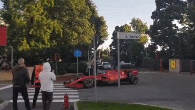 Пилот Формулы-1 проехал на гоночной Ferrari по улицам Маранелло