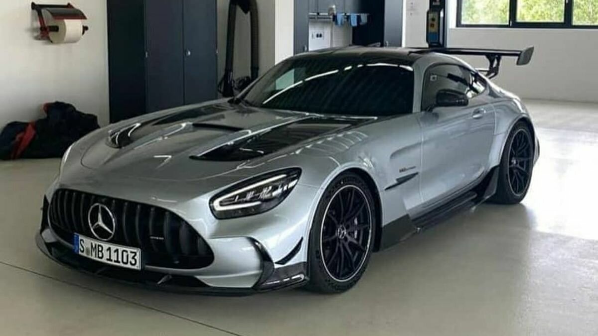 Фото самого мощного Mercedes-Benz AMG слили в Инстаграм