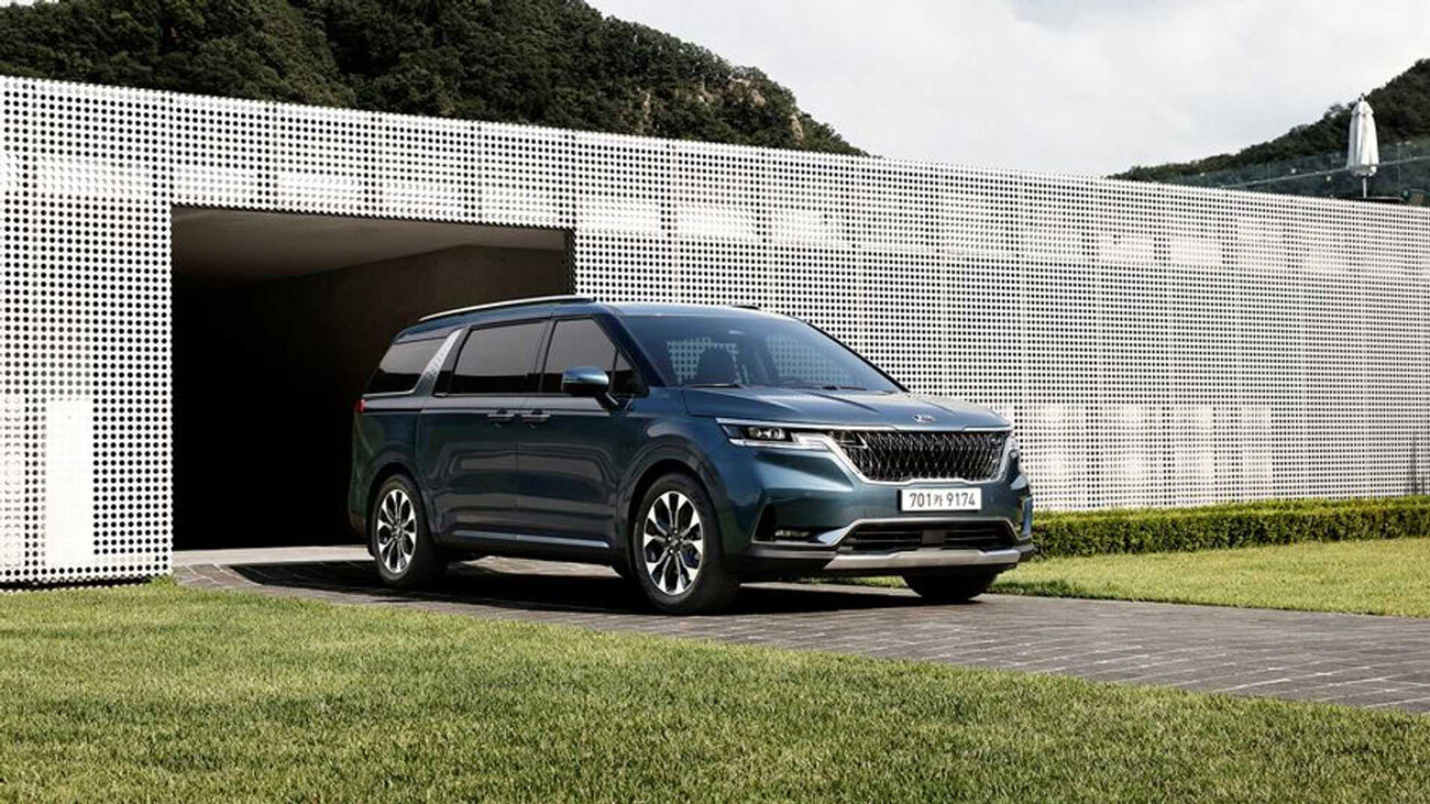Марка Kia официально представила новый Carnival. Его будут продавать в России