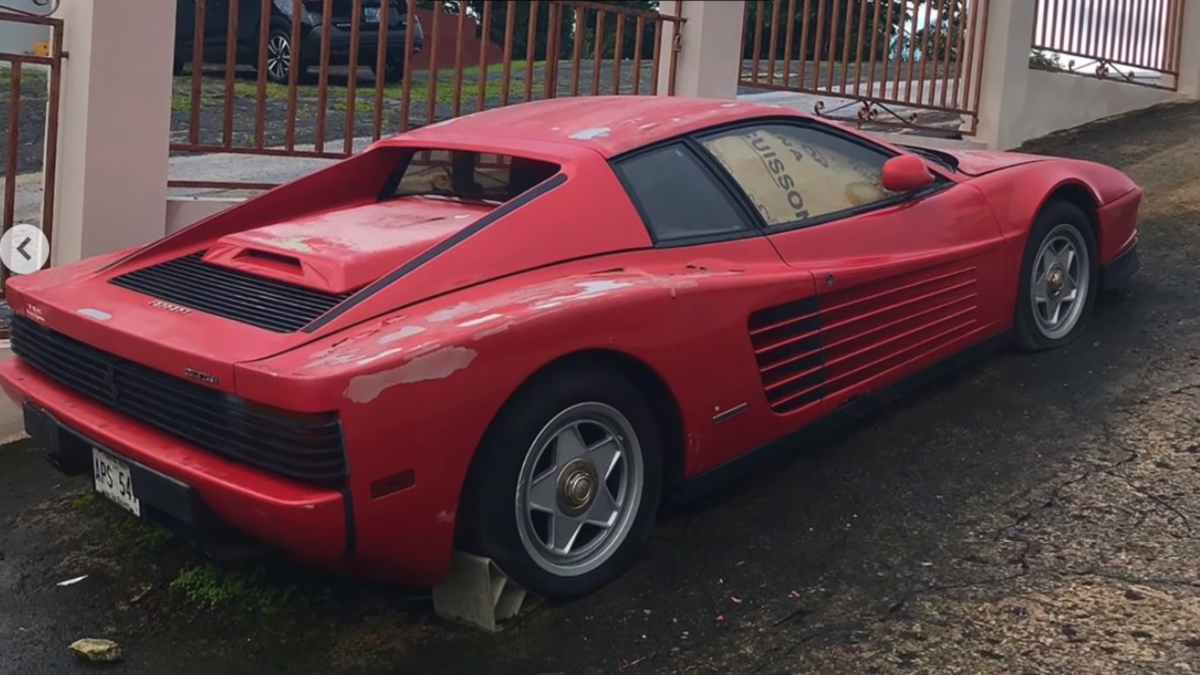 Суперкар Ferrari Testarossa бросили под пуэрториканским солнцем на 17 лет
