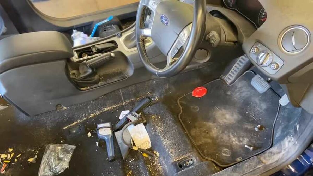 Посмотрите, как отмывают «самый грязный автомобиль года» 