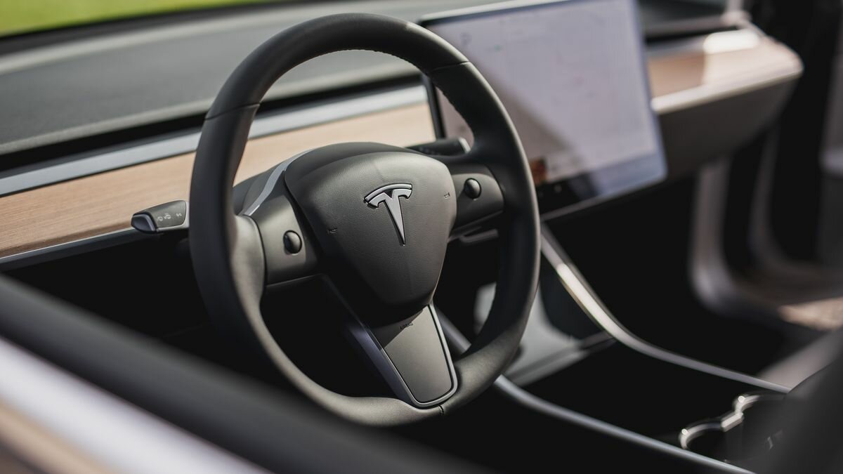 Водитель Tesla лишился прав за регулировку стеклоочистителей