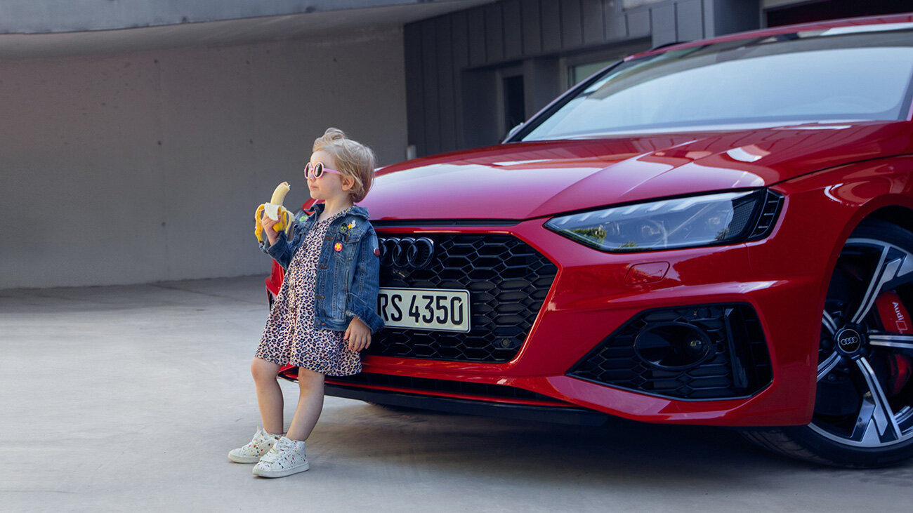 Реклама Audi с девочкой и бананом возмутила соцсети