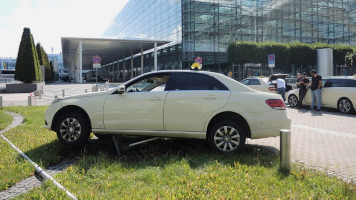 Американский солдат попробовал угнать Мерседес, но не справился с «автоматом»