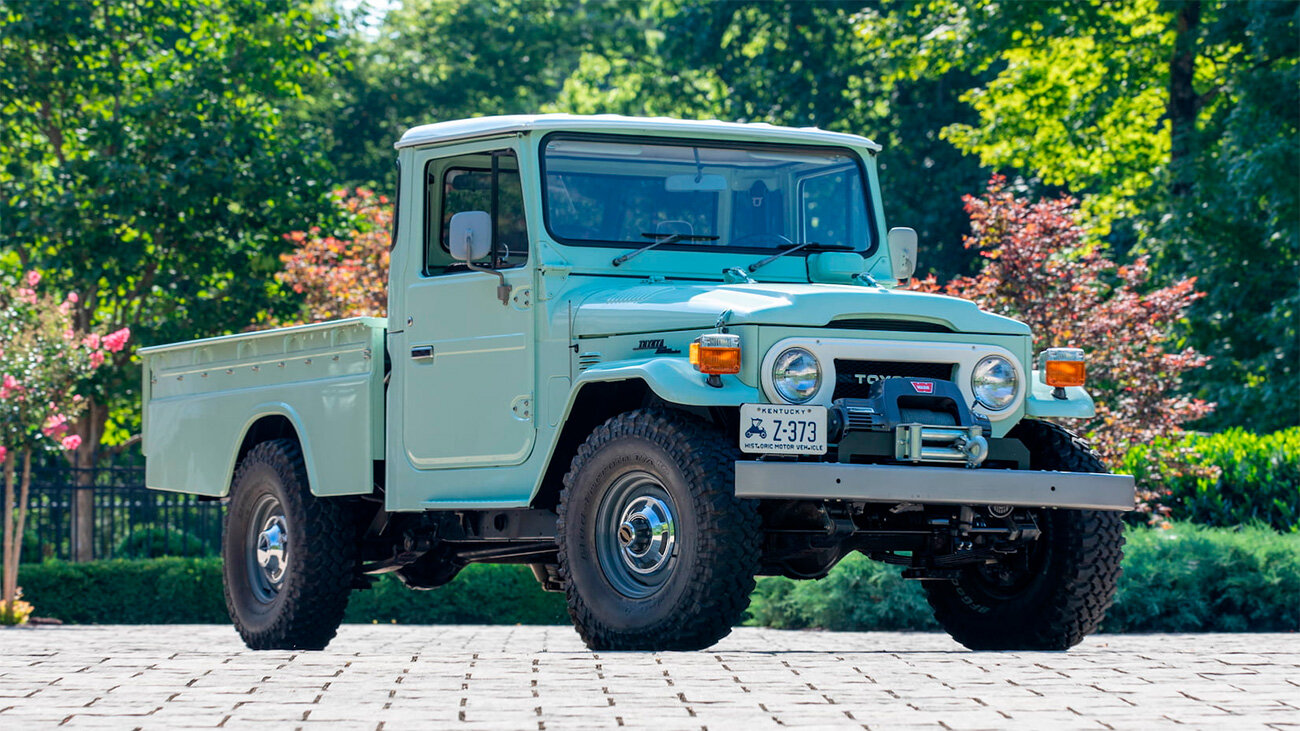 В 47-летний Toyota Land Cruiser поставили современную начинку. И теперь продают
