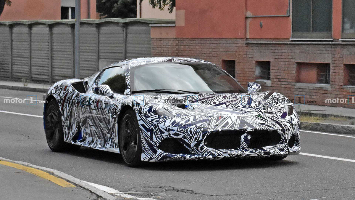 Прототип среднемоторного суперкара Maserati сфотографировали на дороге