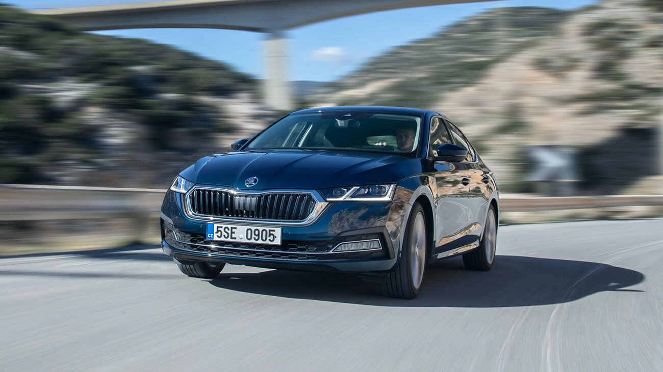 Новый «автомат», три мотора и подросшие цены: всё про новую Skoda Octavia для России