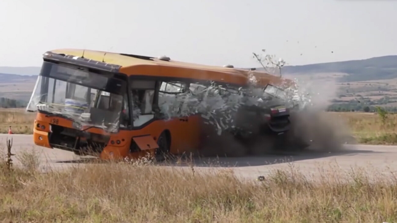 Видео: что будет, если врезаться в автобус на скорости за 200 км/ч