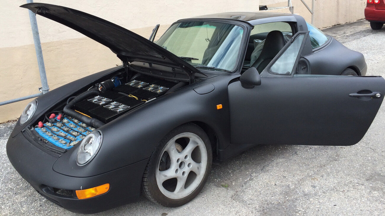 Самый странный рестомод из Porsche 911: два кузова в одном, электромоторы и «цифровой» салон