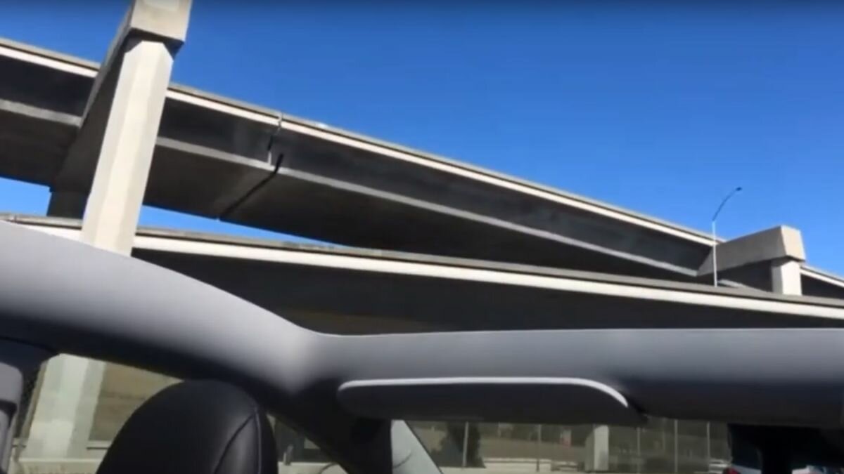 У совершенно новой Теслы сорвало крышу на автостраде. Видео