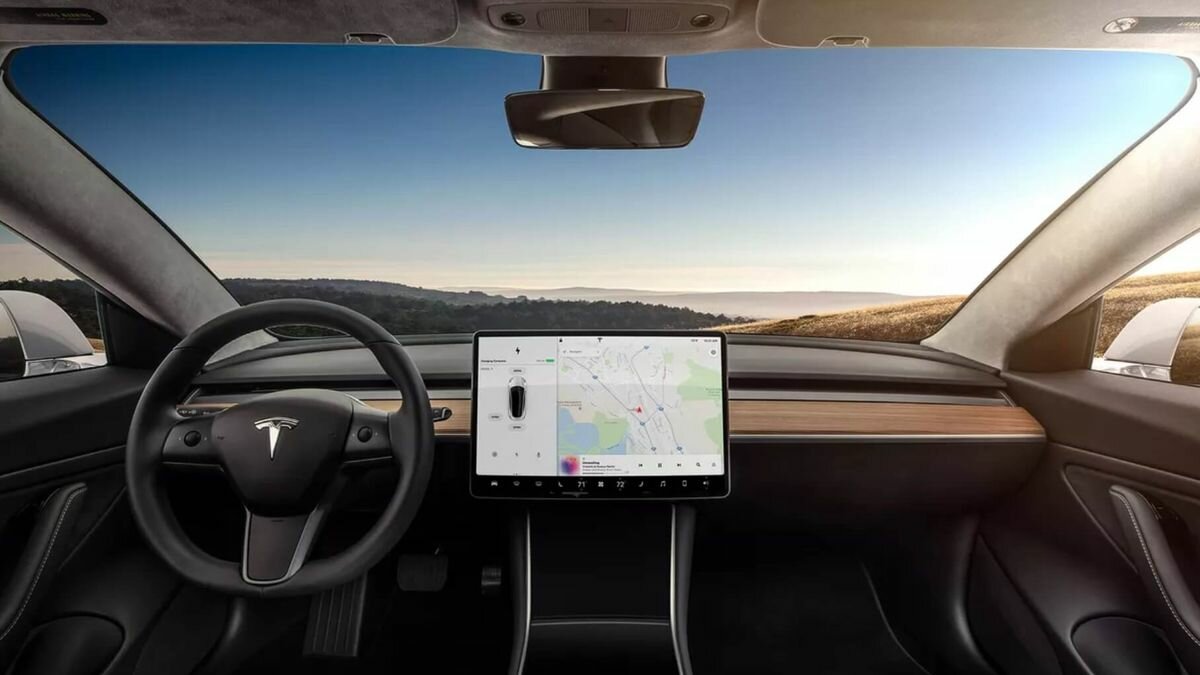 Хакер рассказал, как Tesla может следить за водителями по камерам