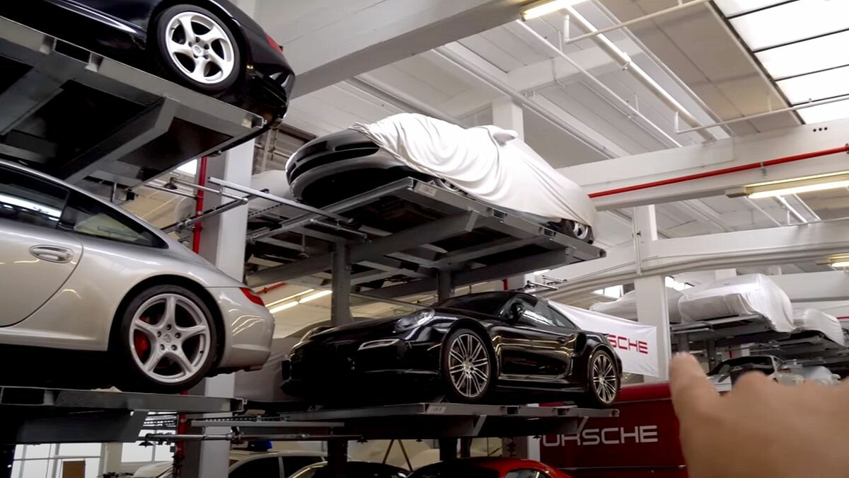 Секретный склад Porsche, где хранятся больше 500 редких машин, сняли на видео