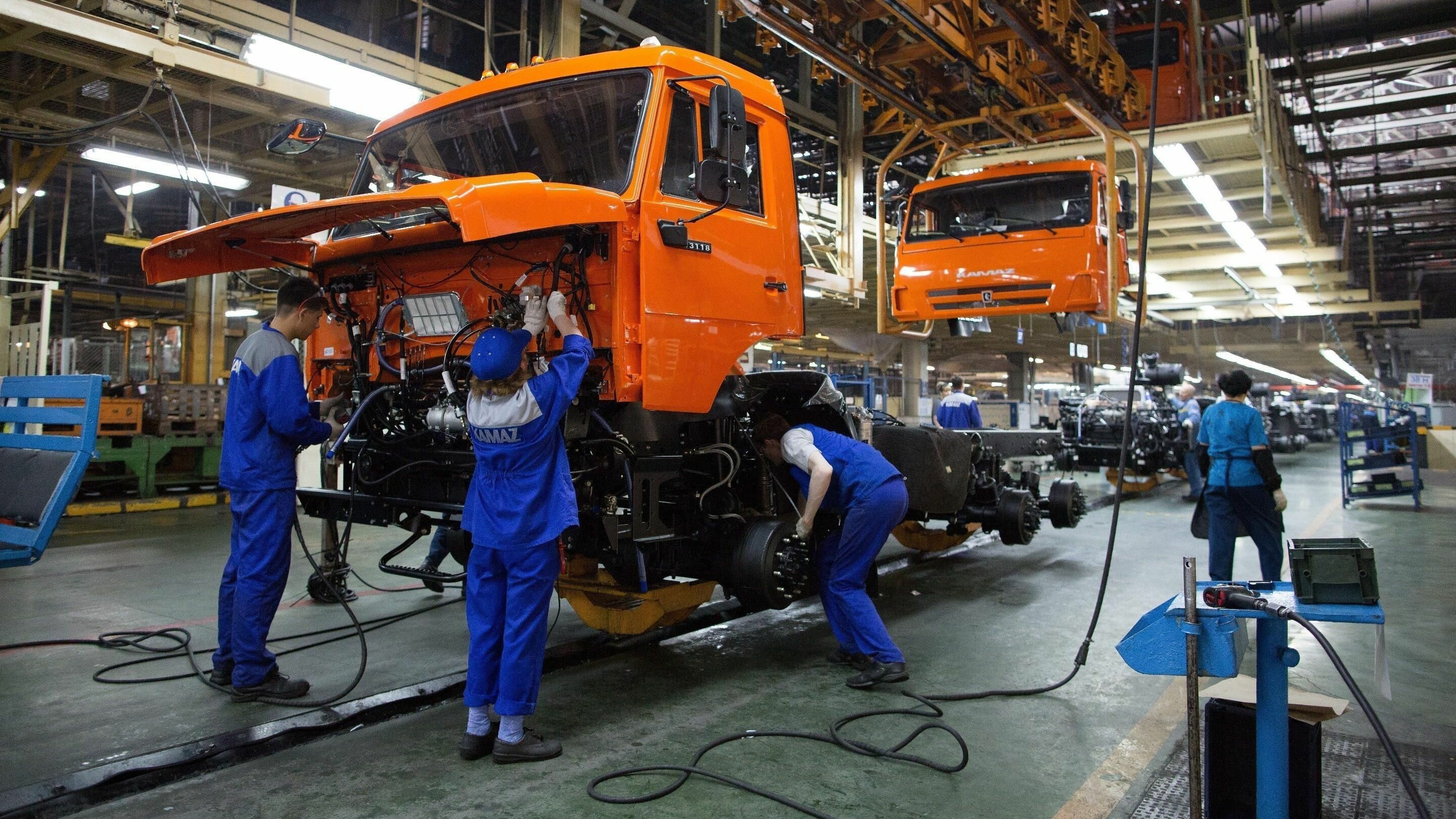 Работникам АвтоВАЗа и КамАЗа подняли зарплаты