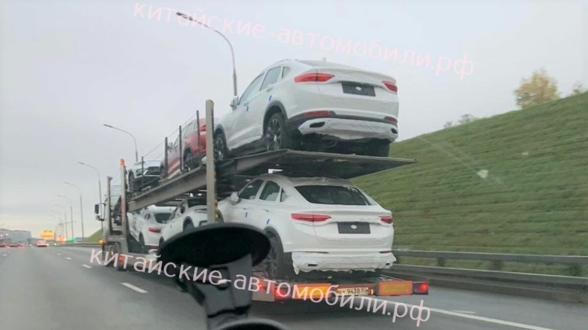 В Москве сфотографировали автовоз с новыми кросс-купе Geely