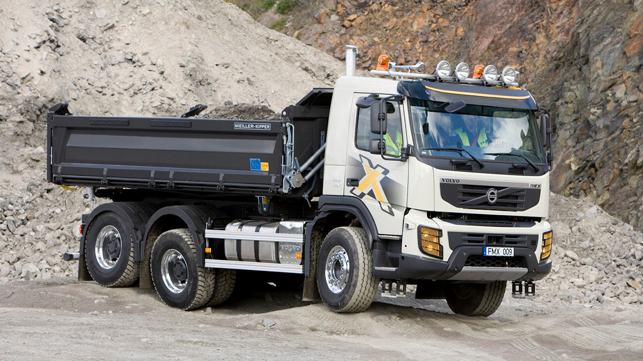Обновлённые строительные грузовики Volvo FMX научили тормозить газом