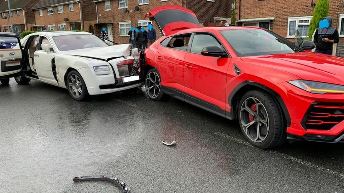 Авария на полмиллиона долларов: в Британии столкнулись Rolls-Royce и Lamborghini