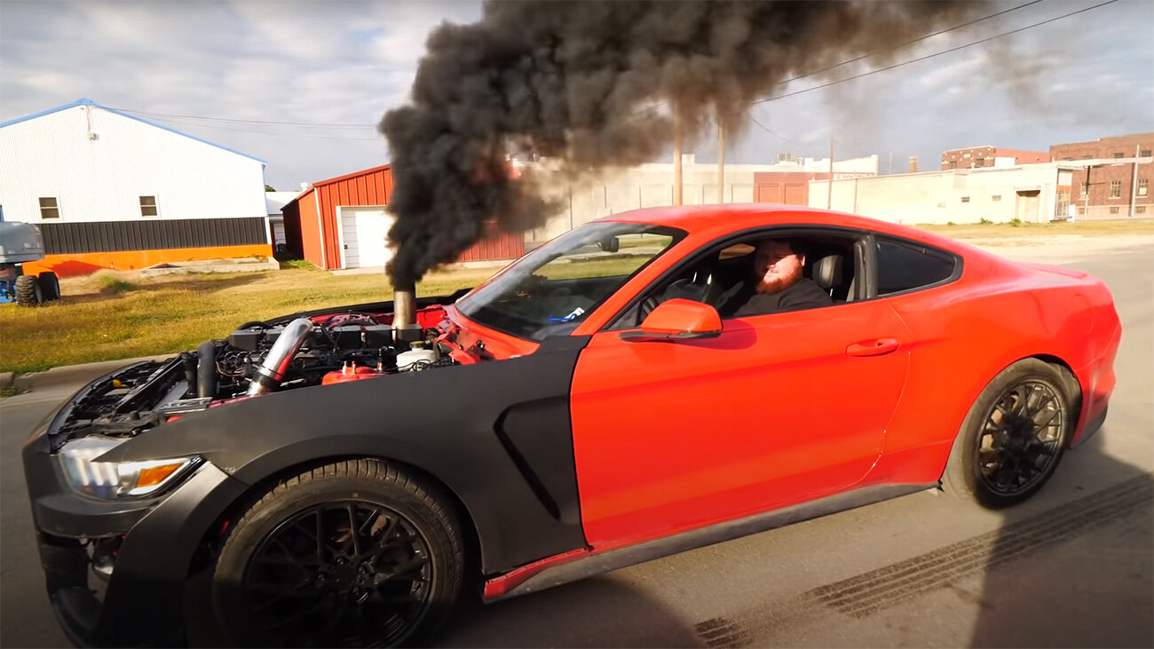 Посмотрите, как Ford Mustang с огромным дизелем от пикапа сжигает шины