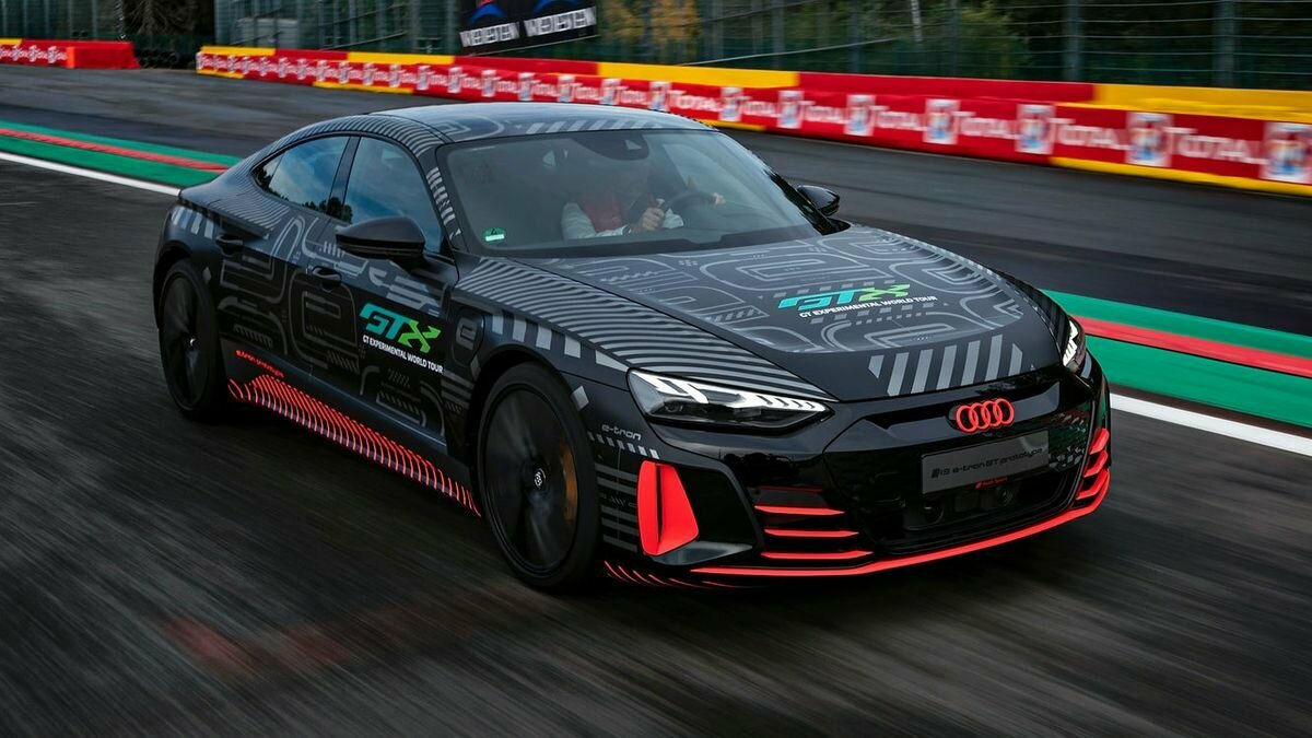 Опубликованы первые фото заряженного электрокара Audi RS e-tron GT