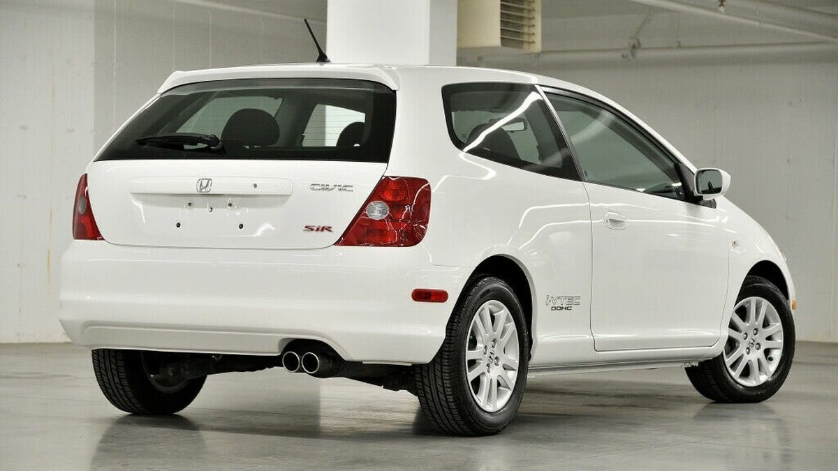 На продажу выставили 17-летний хэтчбек Honda Civic — он почти как новый