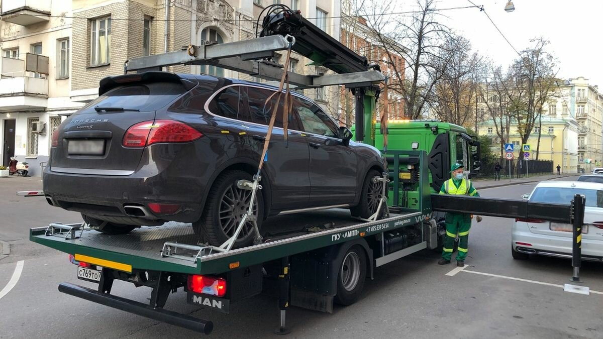 Москвич лишился Porsche Cayenne из-за штрафов за парковку