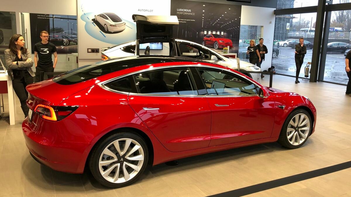 Tesla запретила продавать электрокары Model 3 по базовой цене
