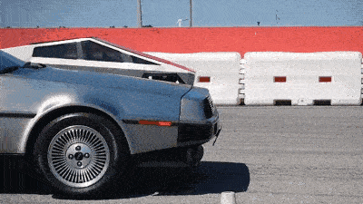 Настоящий DeLorean DMC-12 сразился в дрэге с мини-копией Tesla Cybertruck