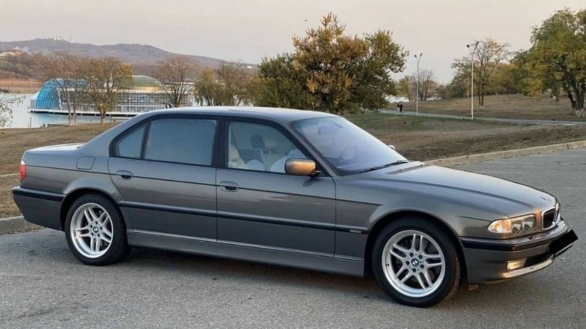 В Чечне за 3,7 миллиона рублей продают BMW 7 серии как в «Бумере». Почти без пробега