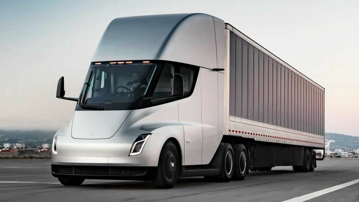 Илон Маск рассказал, сколько электротягач Tesla проедет на одной зарядке 