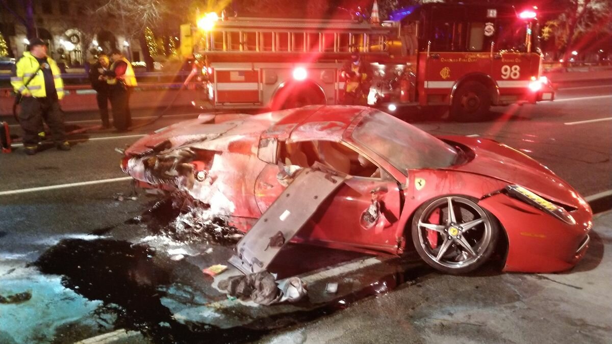 Поездка на арендованном Ferrari закончилась переворотом и огнём. Видео