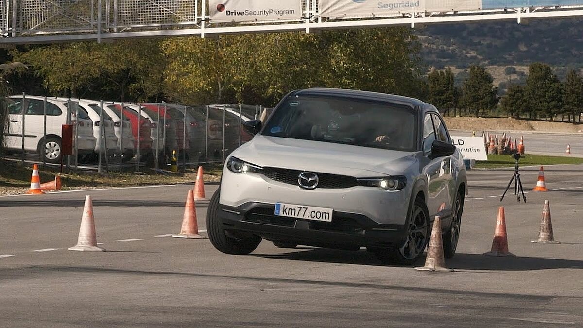 Первый электрокроссовер Mazda проверили «лосиным тестом». Видео