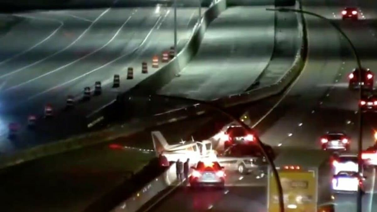 Видео: пилот посадил неисправный самолёт на шоссе, но врезался во внедорожник