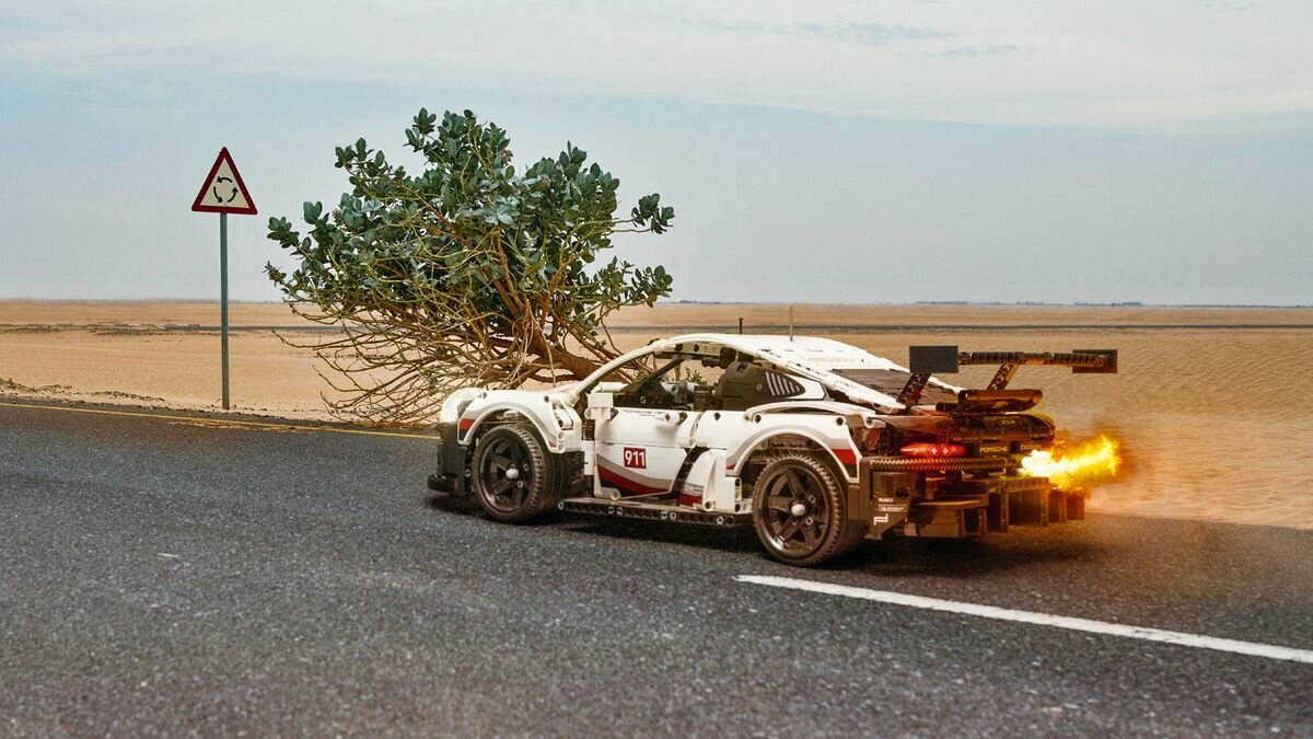 Фотограф «запечатлел» полноразмерный Porsche 911 RSR из Lego на дорогах Дубая