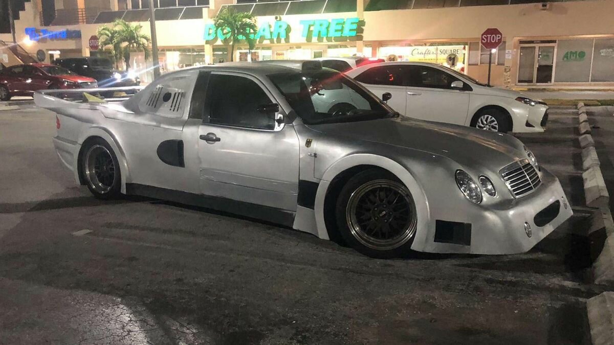 Взгляните на не очень удачную реплику культового суперкара Mercedes-Benz CLK GTR