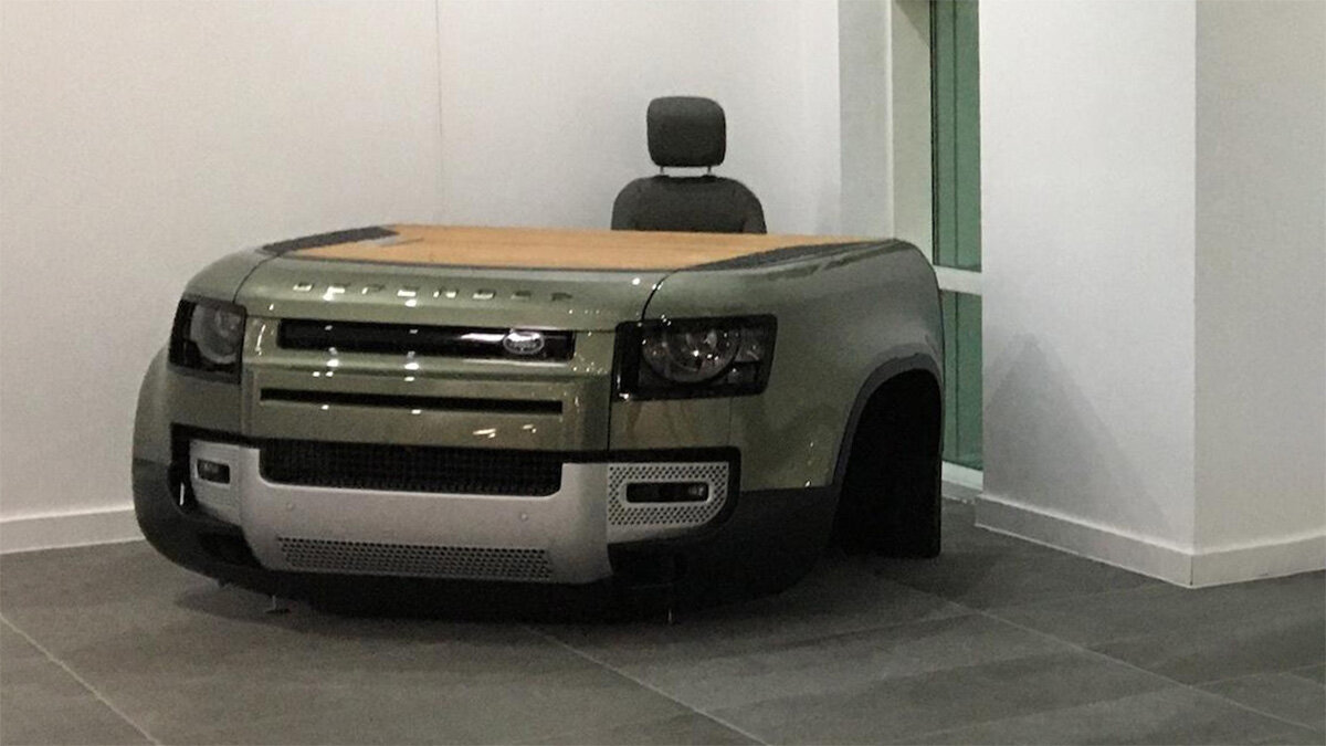 На аукцион выставили письменный стол, сделанный из нового Land Rover Defender