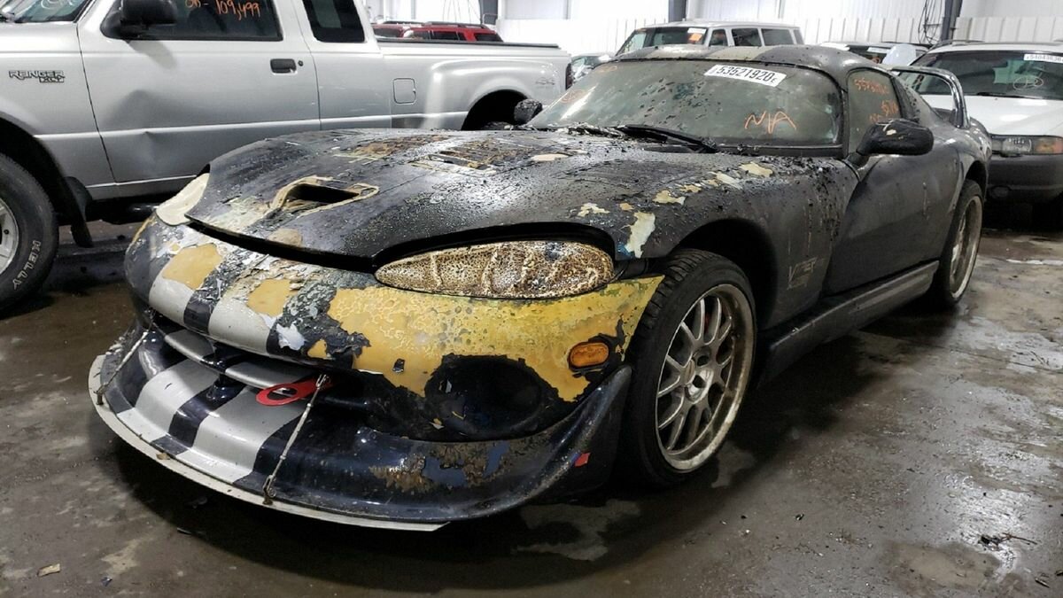 За горевший Dodge Viper GTS просят цену нового BMW X3