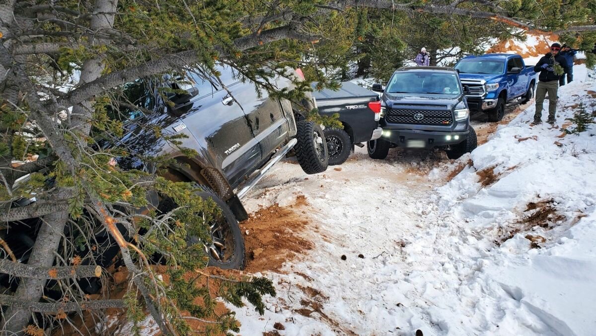 Пять пикапов Toyota Tundra, застрявших в горах США: посмотрите, как их спасали