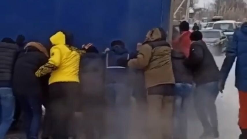 Сибиряки оттащили фуру с дороги — практически руками