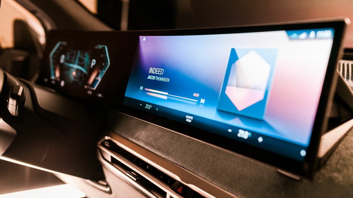 BMW анонсировала новейший дисплей и iDrive нового поколения