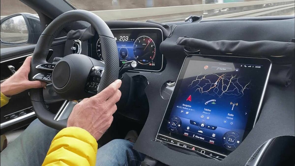 Посмотрите на сенсорный интерьер нового Mercedes-Benz C-класса с огромным дисплеем